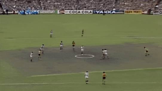 The opening bounce from the 1975 grand final.