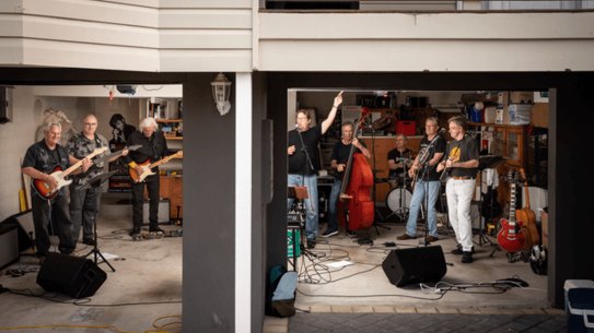 Highly Strung; The Electric ’80s Show; Above: Deakin associate professor Rod Neilsen and
former University of Melbourne vice-chancellor Glyn Davis on stage.