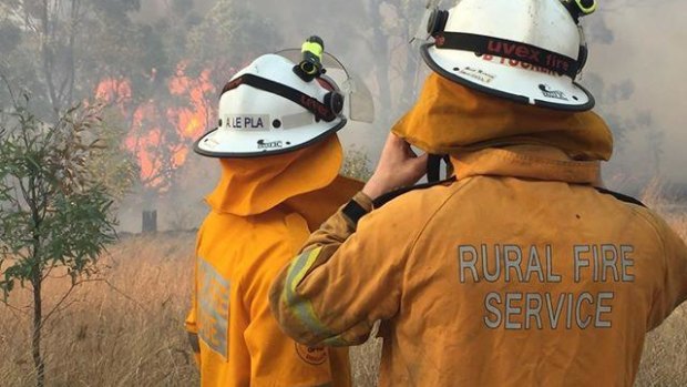 Queensland bushfires contained, but weather keeps firefighters on edge
