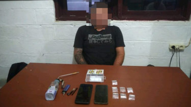 Papua'da polis tarafından gözaltına alınan Avustralyalı erkeklerden biri.