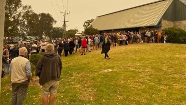 People lining up to register for evacuation at Mallacoota on Thursday.