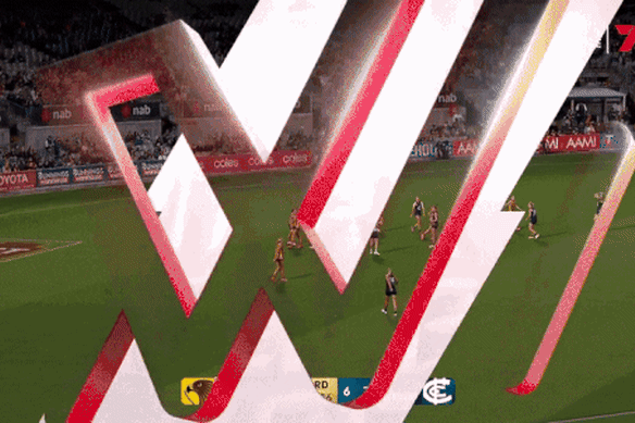 Eliza West recibe un golpe accidental de un compañero de equipo.