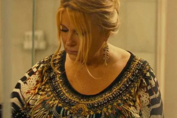  Jennifer Coolidge 在 HBO/Foxtel 系列剧《白莲花》中穿着卡米拉。