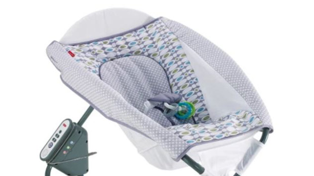 Auto rocking hotsell bassinet australia