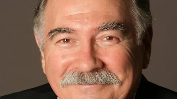 Beloved Australian actor Henri Szeps, who starred in the classic Australian sitcom Mother and Son, has died at the age of 81.