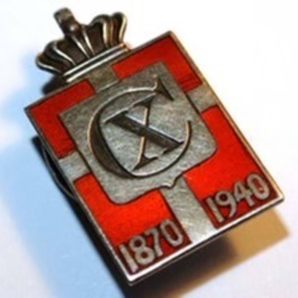 Hui was given a Danish pin representing resistance to Nazi occupation.