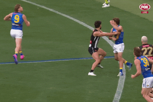 Pendlebury collided with Harley Reid in the early going – much to the delight of the more than 90,000 fans in attendance.