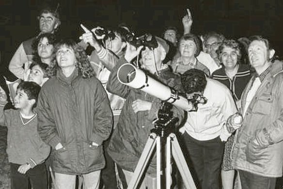 Members of the public looking out for Halley’s Comet in 1986.