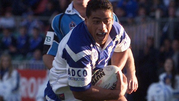 Willie Talau scores for the Bulldogs in 2002.