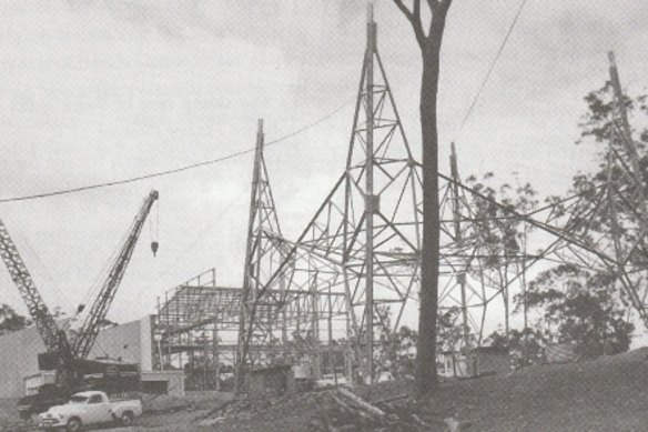 Building the transmission mast and Studio B of QTQ-9, Mount Coot-tha, 1958. 