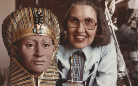 Betty Pat Gatliff with her facial reconstruction of Tutankhamen, which she created in 1983.