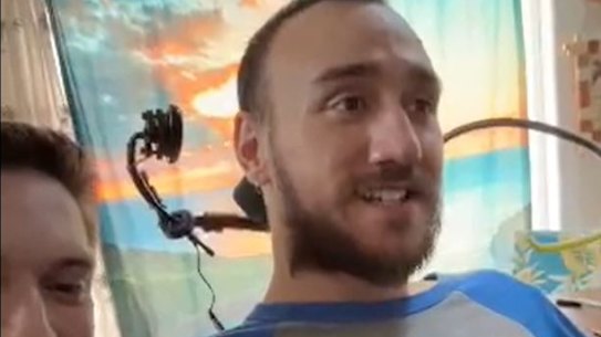 Noland Arbaugh demonstrates how to control his game with thoughts using only the Neuralink brain-chip on Thursday.