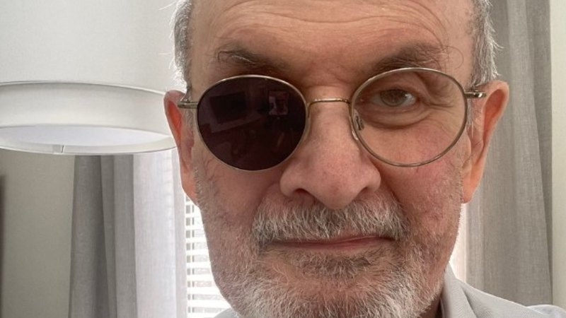 Salman Rushdie bıçaklandıktan sonra ilk röportajını verdi