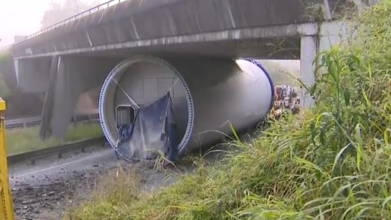 Part of major SEQ highway faces year-long closure after turbine crash