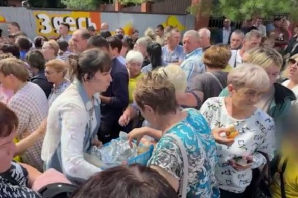 In a video published in Russian media, a volunteer hands out food to evacuees in the Kursk region.