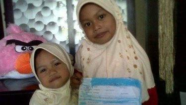 Fadila Sari ("Lala") with her little sister Famela Rizqita ("Ita"). Both girls died in the Surabaya suicide attacks.