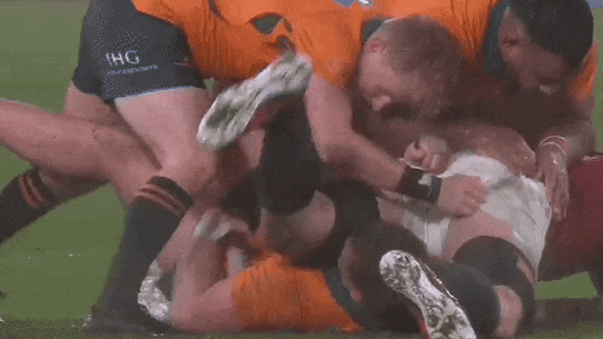 Dan Sheehan makes contact to Tom Lynagh’s head at a ruck.