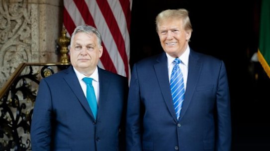 Viktor Orban da Hungria e o ex-presidente dos EUA Donald Trump em Mar-a-Lago.