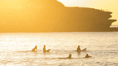 Sydney seeks escape from heatwave as fires threaten