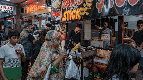 GIF  Ramadan night at Lakemba, Sydney on March 23, 2923. Photo: Flavio Brancaleone / The Sydney Morning Herald

