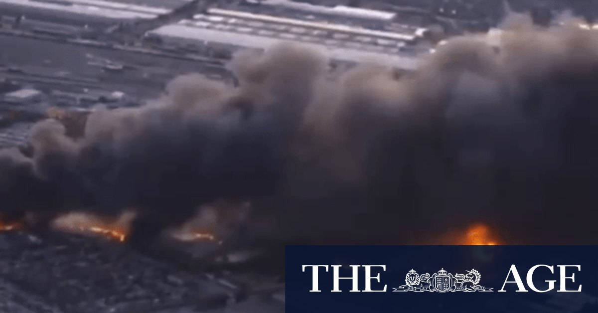 US-Frachtflugzeug stürzt beim Start ab und löst gewaltigen Feuerball aus