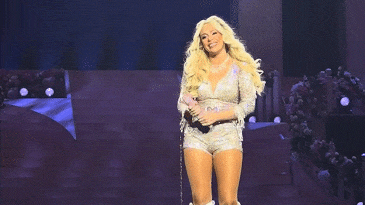 Moment singer forced to abruptly stop concert mid-performance