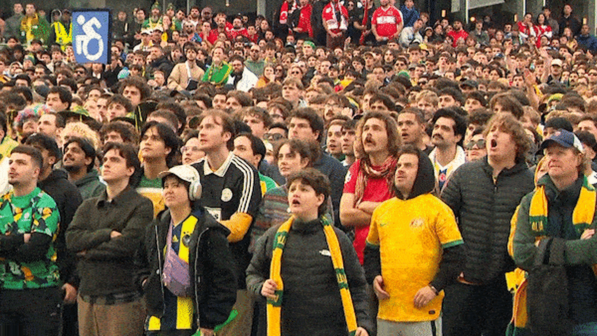 Heftige Szenen, als die Socceroos kurz vor einer sensationellen ...