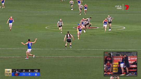 Brayden Maynard collides with Angus Brayshaw.