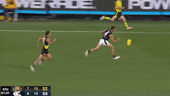 Lochie O’Brien breaks free on the wing late in the draw between Carlton and Richmond.