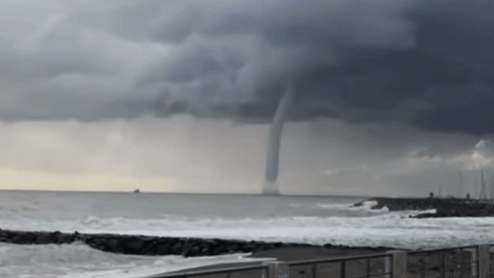 Uma grande tromba d'água na costa de Roma em 2021.