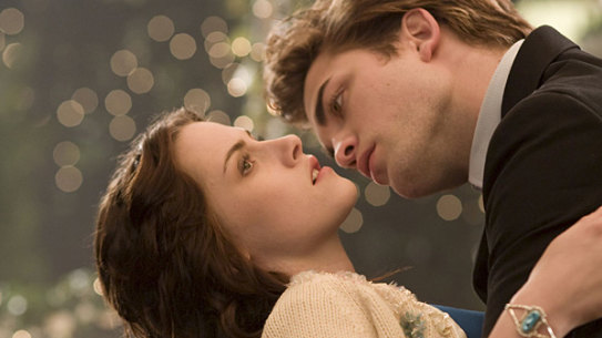A scene from the film Twilight featuring Kirsten Stewart (Bella) and Robert Pattinson (Edward).
