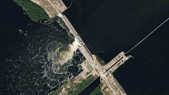 The damn before and after it “collapsed”.