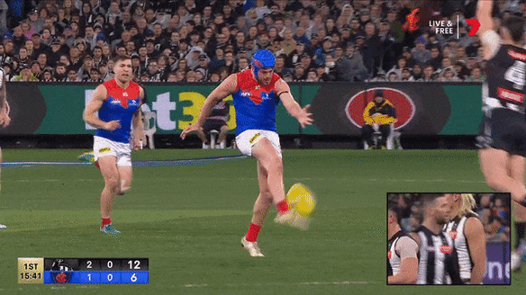Brayden Maynard crashes into Angus Brayshaw.