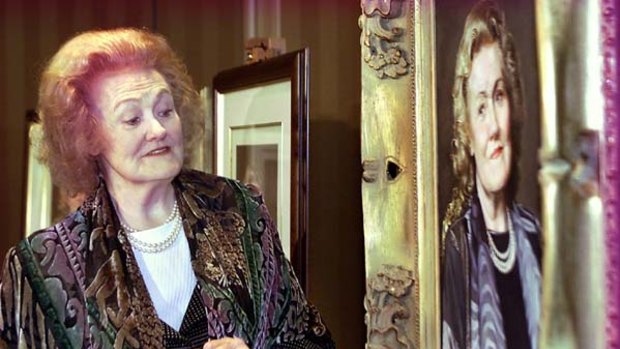 Joan Sutherland views Richard Stone's 2001 portrait of her.
