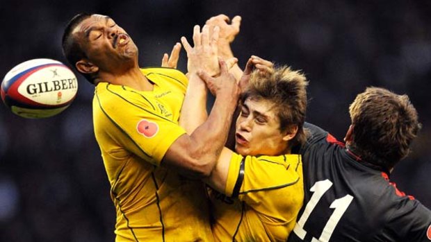 Kurtley Beale (L) and James O'Connor (R) collide as they jump for the ball.