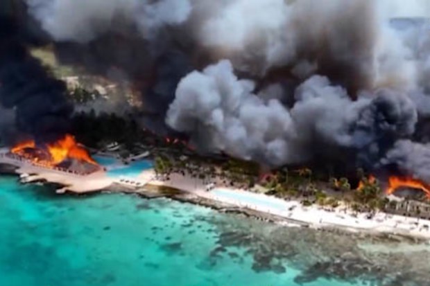 An Italian tourist has died and a luxury resort has been destroyed in a dramatic fire in the Caribbean.