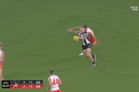 Brody Mihocek kicks a stunner for the Magpies late in their win.