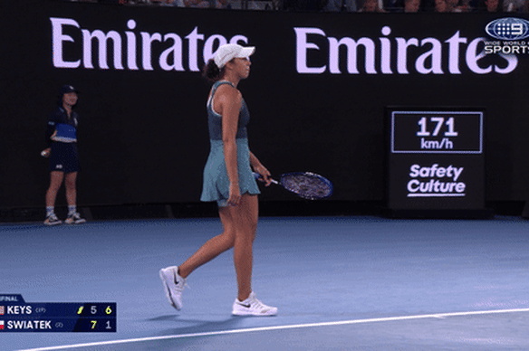 Madison Keys questions the time Iga Swiatek is taking between sets.