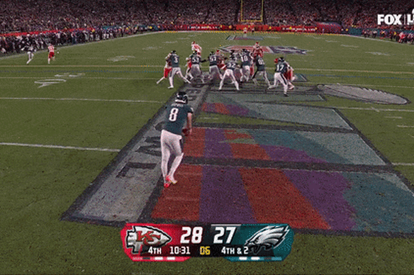 Philadelphia Eagles punter Arryn Siposs punts in the 2022 Super Bowl, a play that led to a critical moment of the match against the Kansas City Chiefs.