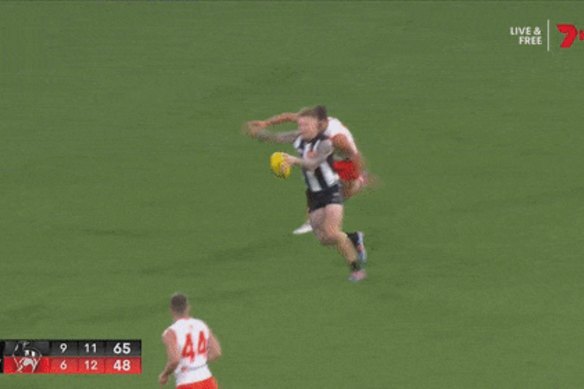 Brody Mihocek kicks a stunner for the Magpies late in their win.