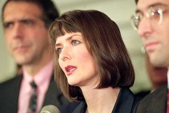 Flanked by her lawyers in 1992, Laurie Bembenek addresses a news conference.