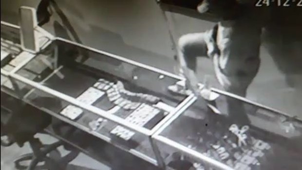 The thief kicks a jewellery cabinet. 