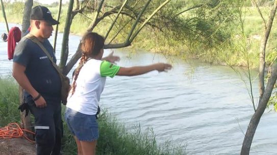 Tania Vanessa Ávalos of El Salvador speaks with Mexican authorities after her husband and nearly two-year-old daughter were swept away by the current while trying to cross the Rio Grande.