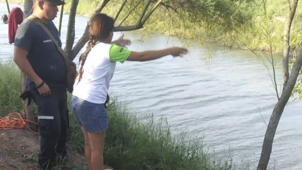 Tania Vanessa Ávalos of El Salvador speaks with Mexican authorities after her husband and daughter were swept away by the current while trying to cross the Rio Grande.