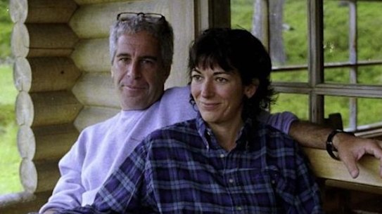 Ghislaine Maxwell com Jeffrey Epstein na casa de campo Queen's Balmoral em 1999. 