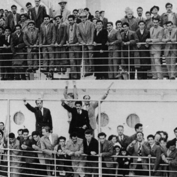 The Australian accent encompasses the sub-dialects of immigrants, such as these people arriving at Melbourne’s Station Pier in the 1940s and sometimes those of their children and grandchildren. 