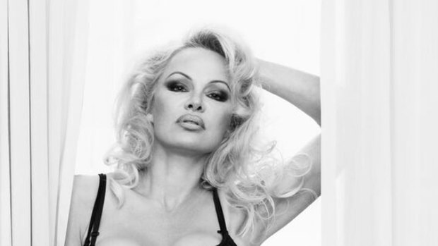 Pamela Anderson says Scott Morrison should intervene in Julian Assange's case. 