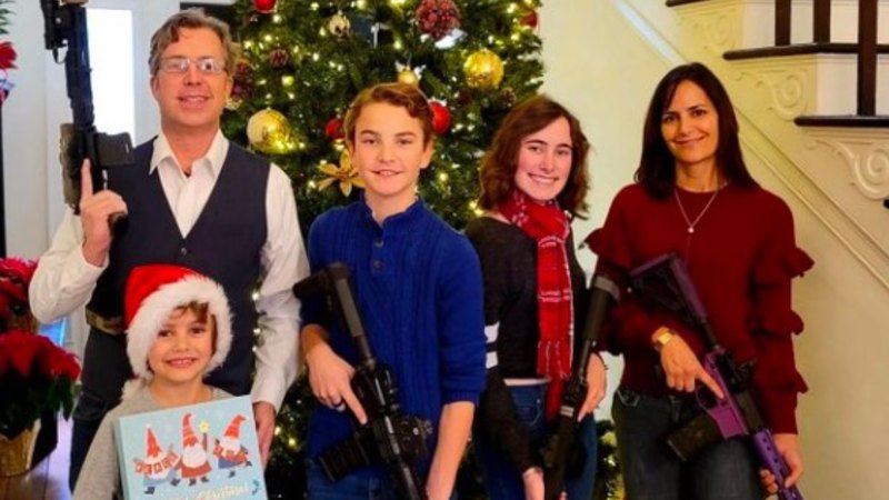 Silahlı aile fotoğrafını çeken Cumhuriyetçi, ateş ederek 'kalbi kırıldı'