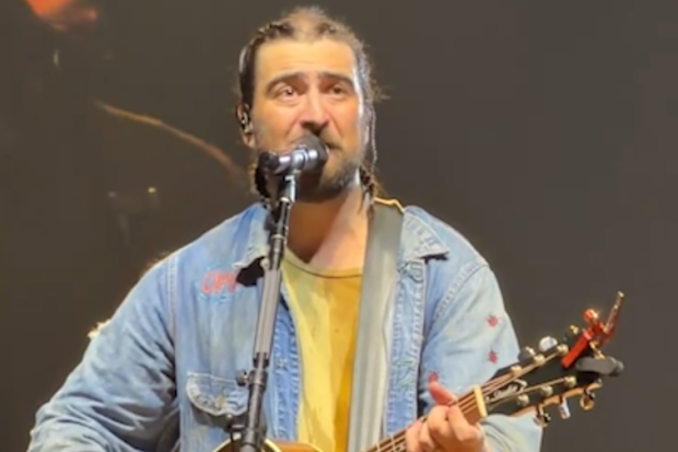 Noah Kahan fights through tears while performing Dan in Orlando during The Great Divide tour