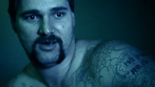 A scene from the 2000 film Chopper, starring Eric Bana.